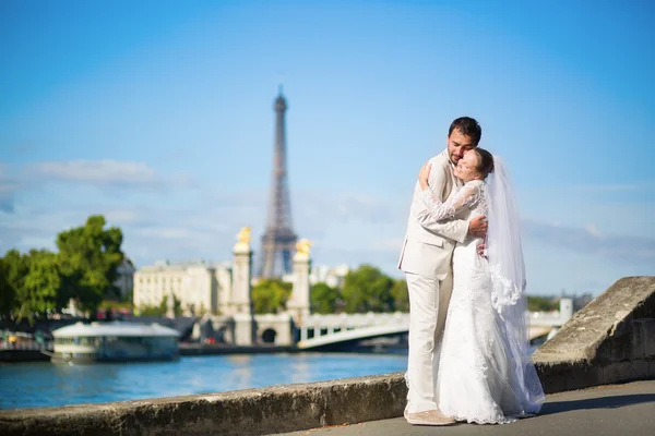 Beautiful just married couple in Paris — Stock Photo, Image