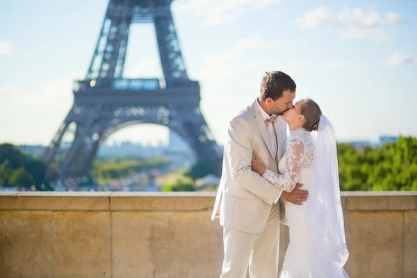 Glückliches frisch verheiratetes Paar in Paris — Stockfoto