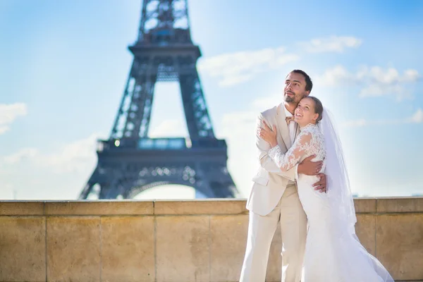 Paris'te mutlu sadece evli çift — Stok fotoğraf