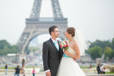 Gelin ve damat Paris, Eyfel Kulesi yakınındaki