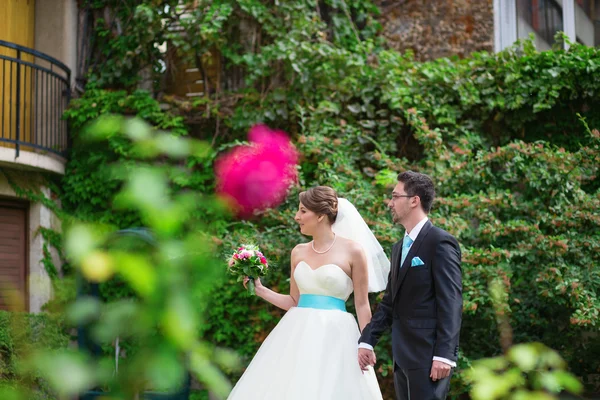 Nevěsta a ženich v krásné zahradě — Stock fotografie