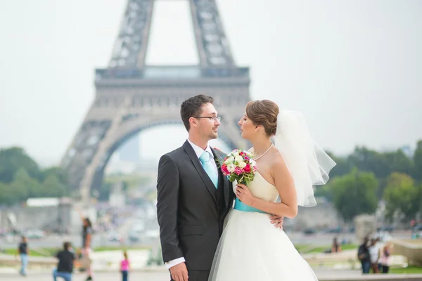 Bride and groom in Paris, near the Eiffel tower — Stock Photo, Image