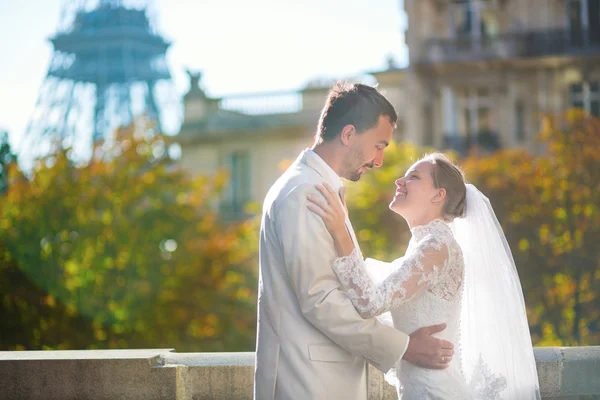 Bruden och brudgummen i Paris, nära Eiffeltornet — Stockfoto