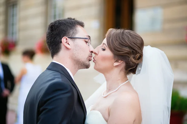 Feliz apenas casado casal beijando — Fotografia de Stock