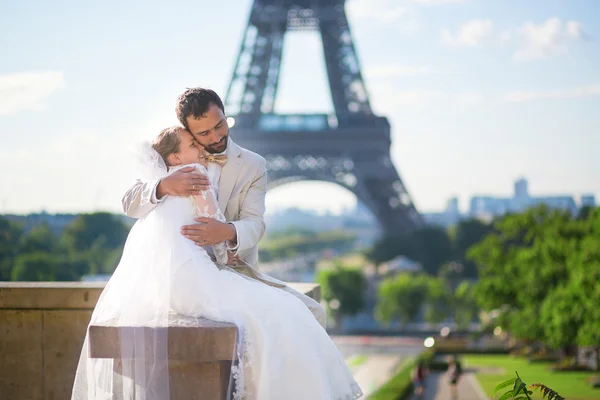 新娘和新郎在巴黎附近的埃菲尔铁塔 — 图库照片
