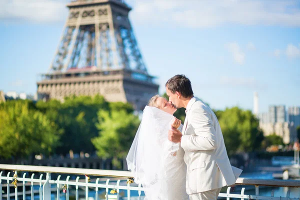 Bruid en bruidegom in Parijs, in de buurt van de Eiffeltoren — Stockfoto