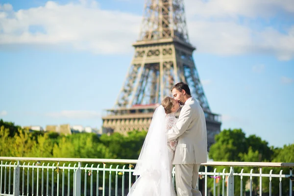Жених и невеста в Париже, рядом с Эйфелевой башней — стоковое фото