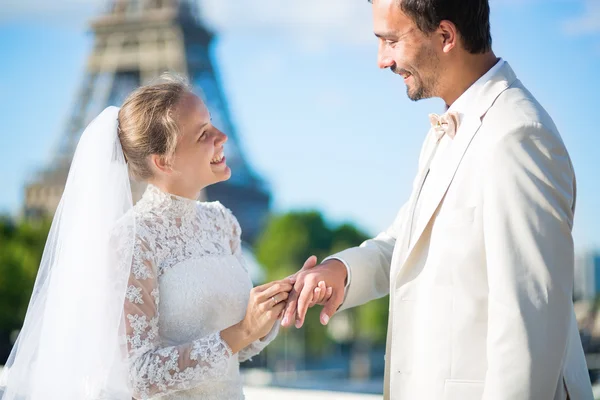 Bride and groom exchanging rings in Paris — Stock Photo, Image