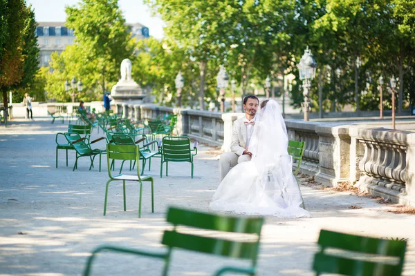 Bruid en bruidegom in de Tuileries tuin van Parijs — Stockfoto