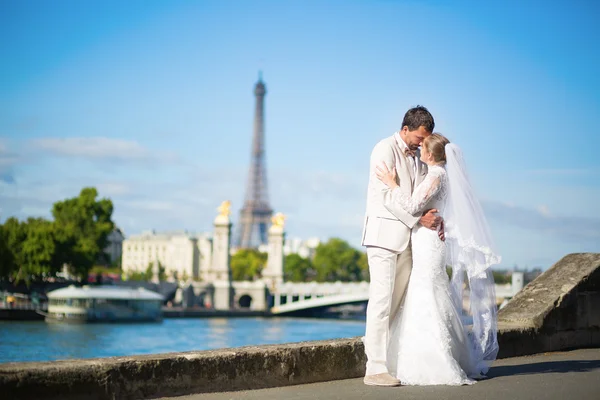 Bruid en bruidegom op de dijk van de Seine in Parijs — Stockfoto