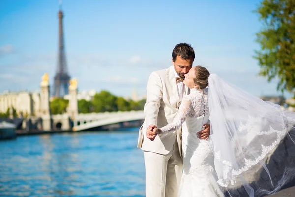 Bride and groom on the Seine embankment in Paris — Stock Photo, Image