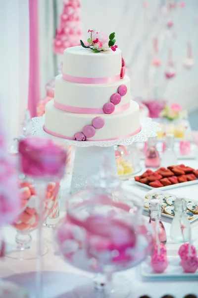 Pastel de boda rosa y blanco — Foto de Stock