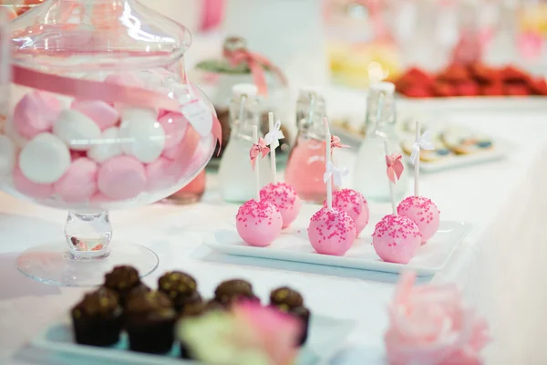 Bolo rosa aparece em uma mesa de sobremesa — Fotografia de Stock