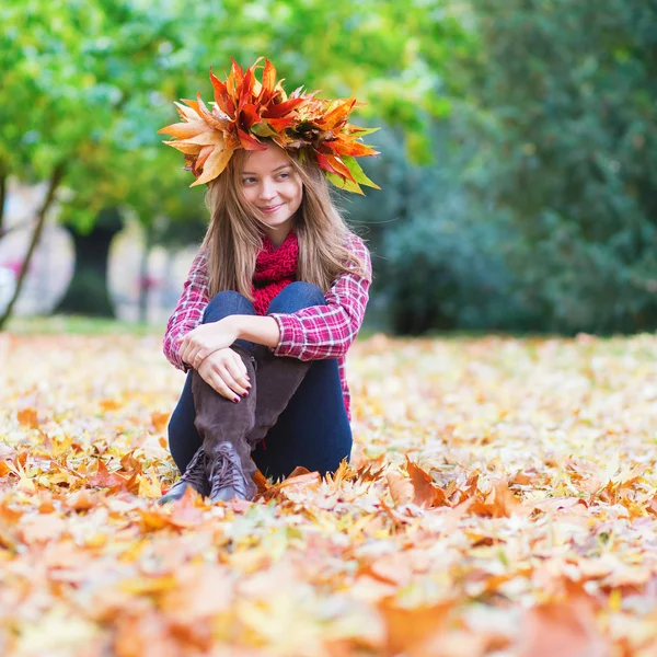 Glückliches junges Mädchen an einem Herbsttag — Stockfoto