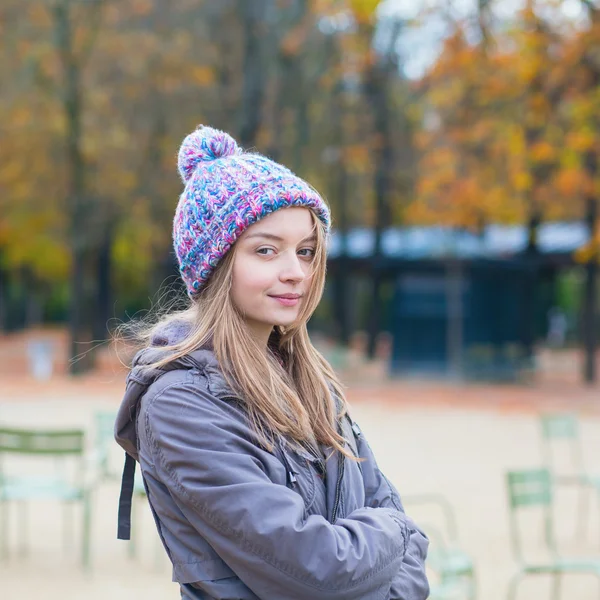 Jovem parisiense menina no parque — Fotografia de Stock