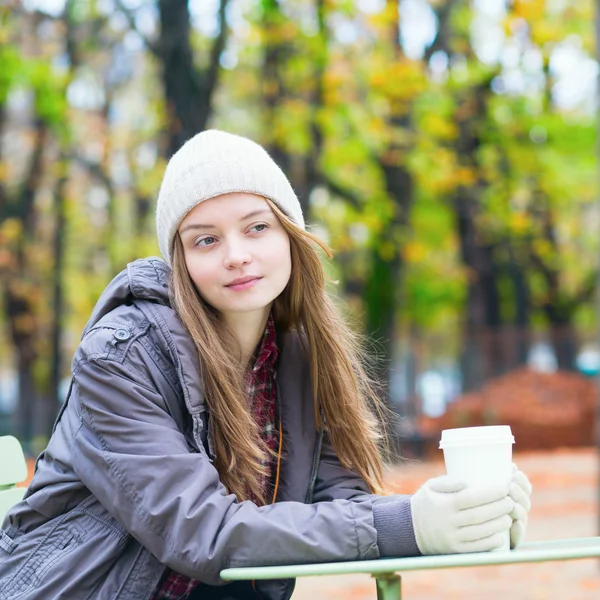 Jeune Parisienne buvant du café dans le parc — Photo