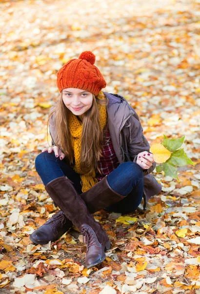 Chica joven feliz en un día de otoño —  Fotos de Stock