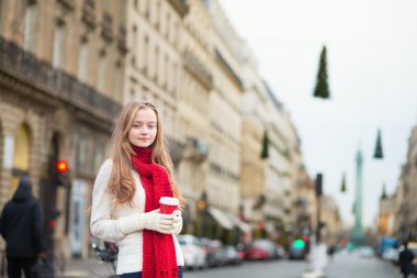 Parisli bir sokakta take away kahve ile kız