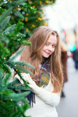 Neşeli Noel ağacı kızla