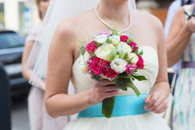 Gelin düğün buketi tutuyor.