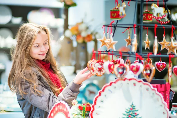 Flickan välja juldekorationer — Stockfoto