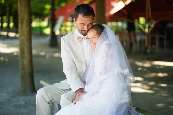 Coppia sposata nel giardino delle Tuileries — Foto Stock