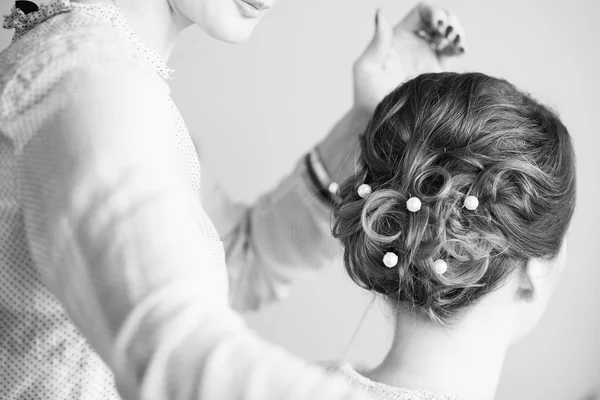 Bride getting her hair done before wedding — Stock Photo, Image