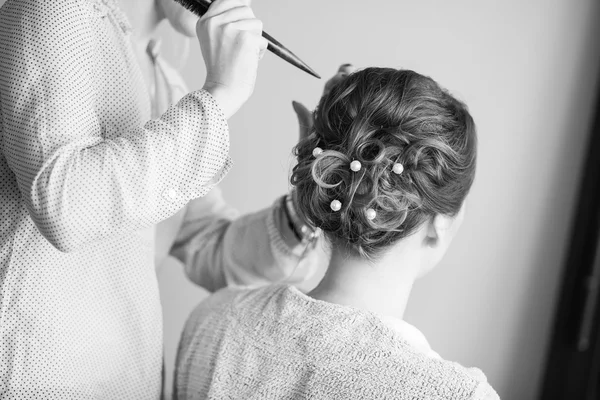 Noiva recebendo seu cabelo feito antes do casamento — Fotografia de Stock