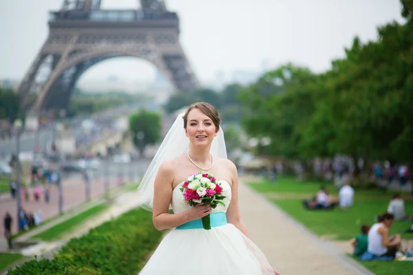 Щасливі красива наречена в Парижі — стокове фото