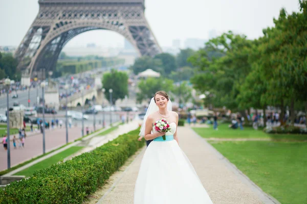 Felice bella sposa a Parigi — Foto Stock