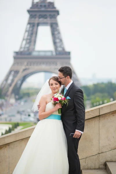 Только что поженились в Париже — стоковое фото