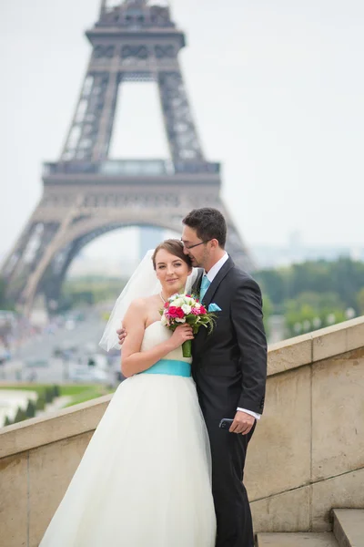 Pareja recién casada en París —  Fotos de Stock