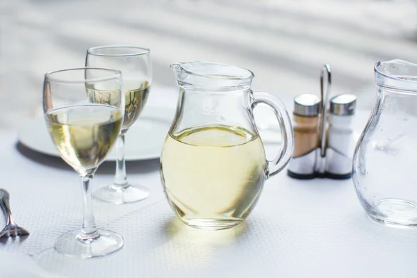 Jarro de vinho branco com dois copos — Fotografia de Stock