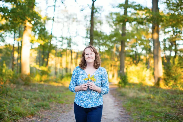 Mujer alegre caminando o bosque en un día de otoño — Foto de Stock