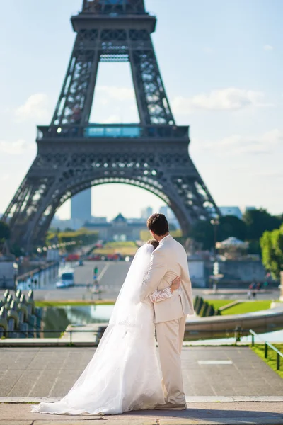 Pareja recién casada en París — Foto de Stock