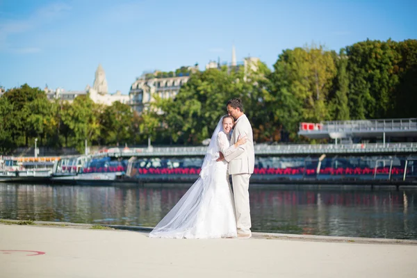 パリでちょうど結婚されていたカップル — ストック写真