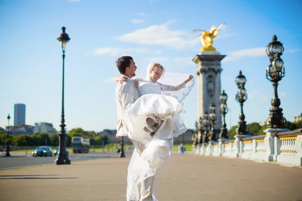 Mooie bruid en bruidegom in Parijs — Stockfoto