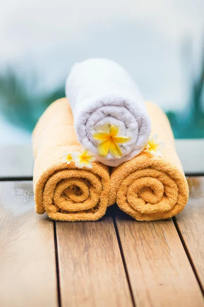 Towels with white frangipani flowers in spa — Stock Photo, Image