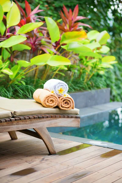 Towels with white frangipani flowers in spa — Stock Photo, Image