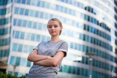 Paris'in iş bölgesinde kendine güvenen genç kadın 