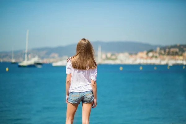 年轻漂亮的女孩在戛纳海滩上 — 图库照片