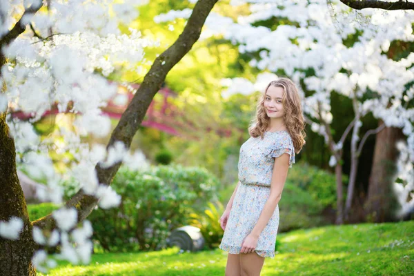 Krásná mladá dívka v třešňové zahrady — Stock fotografie