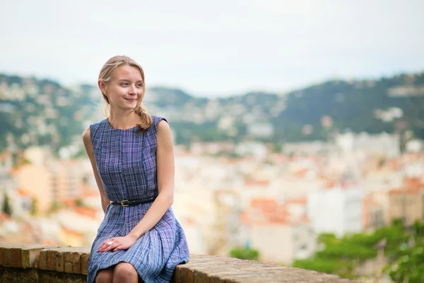 Mladá dívka na Le Suquet hill v Cannes — Stock fotografie