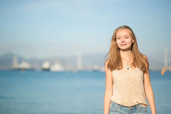 Menina bonita na praia em Cannes — Fotografia de Stock