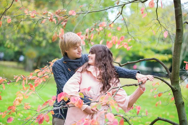 Dating couple in park on a fall day — Stock Photo, Image