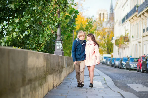 Incontri coppia a piedi a Parigi — Foto Stock