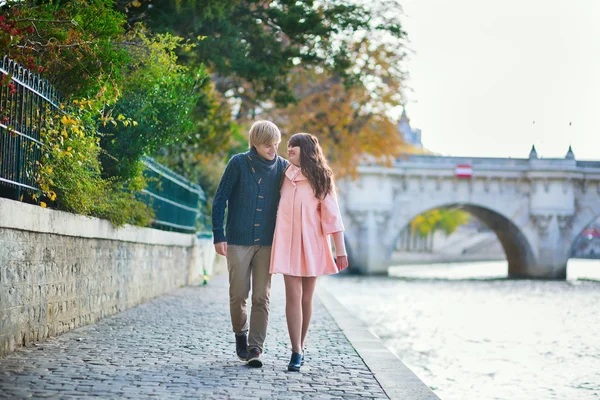 Romantic dating couple in Paris — Stock Photo, Image