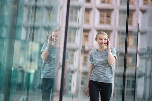 Joven mujer de negocios hablando por teléfono — Foto de Stock