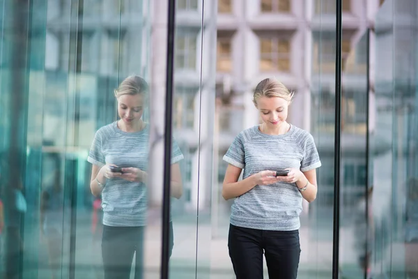 携帯電話を使って若いビジネス女性 — ストック写真