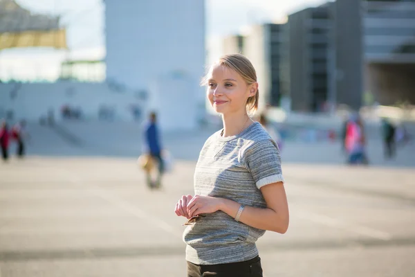 Young confident woman in business district of Paris — Stock Photo, Image